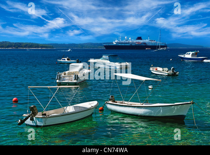 Bateaux en mer port avec eau turquoise. La mer Adriatique, l'île de Hvar, Croatie, destination touristique populaire. Banque D'Images