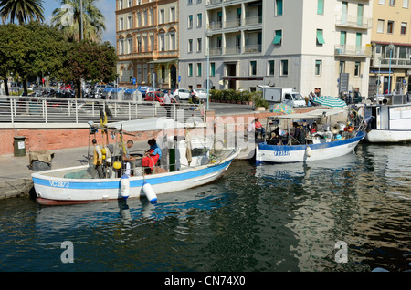 Des bateaux de pêche, Canal, Viareggio, Toscane, Italie, Europe Banque D'Images