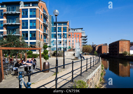 Passerelle sur la rivière La rivière Aire entre Leeds Bridge et le pont Victoria, Leeds, West Yorkshire, Angleterre Banque D'Images