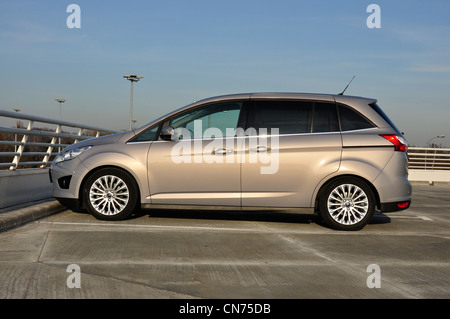 Ford Grand C-MAX - MA 2011 - Taille compacte populaire allemande véhicule polyvalent (segment I) - le parking gratuit Banque D'Images