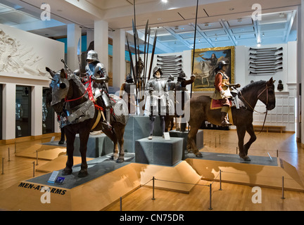 Les hommes d'armes s'affichent dans la galerie de la guerre, Musée Royal Armouries, Leeds, West Yorkshire, Angleterre Banque D'Images