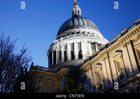 La Cathédrale St Paul situe au haut de Ludgate Hill dans la ville de Londres Banque D'Images