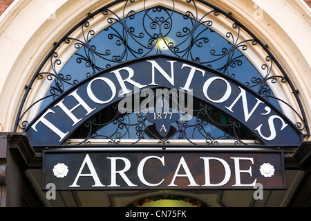 Entrée de Thornton's Arcade, Briggate, Leeds, West Yorkshire, Angleterre Banque D'Images