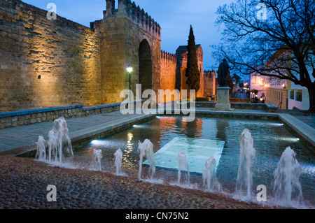 Photo de nuit de l'arabe Puerta de Almodovar gate dans l'enceinte romaine qui entoure la vieille ville historique, Cordoue, Andalousie, Espagne Banque D'Images