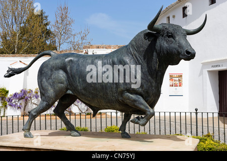 Statue de taureau à l'extérieur de la xviiième Plaza de Toros (Arènes), Ronda, Andalousie, Espagne Banque D'Images