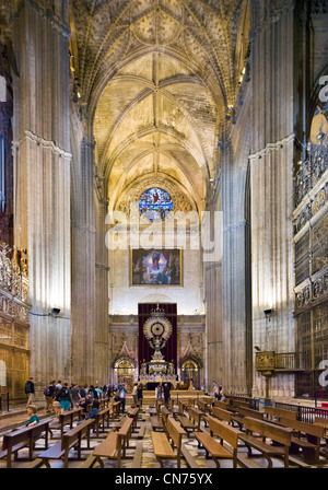 La Cathédrale de Séville. À l'intérieur en direction de la chapelle de Saint Jacques l'Apôtre, Séville, Andalousie, Espagne Banque D'Images