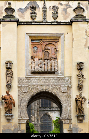 La Puerta del Perdon entrée maure au Patio de los Naranjos et La Cathédrale de Séville, Séville, Andalousie, Espagne Banque D'Images