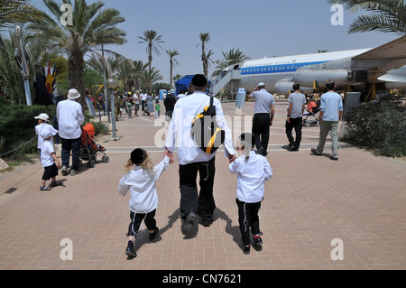 Les Israéliens visiter le musée de la Force aérienne d'Israël sur Avril 09, 2012. Le musée expose une collection énorme de l'air israélienne airplane Banque D'Images