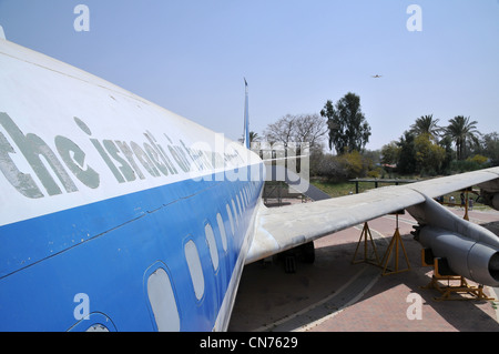 Les Israéliens visiter le musée de la Force aérienne d'Israël sur Avril 09, 2012. Le musée expose une collection énorme de l'air israélienne airplane Banque D'Images