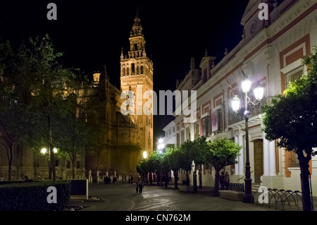 La Giralda tower at night de la Plaza del Trionfo, La Cathédrale de Séville, Séville, Andalousie, Espagne Banque D'Images