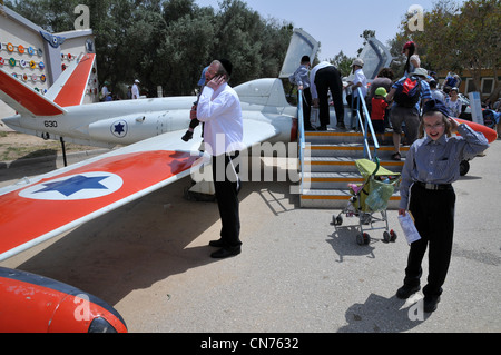 Les Israéliens visiter le musée de la Force aérienne d'Israël sur Avril 09, 2012. Le musée expose une collection énorme de l'air israélienne airplane Banque D'Images