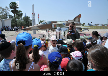 Les Israéliens visiter le musée de la Force aérienne d'Israël sur Avril 09, 2012. Le musée expose une collection énorme de l'air israélienne airplane Banque D'Images