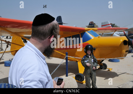 Les Israéliens visiter le musée de la Force aérienne d'Israël sur Avril 09, 2012. Le musée expose une collection énorme de l'air israélienne airplane Banque D'Images