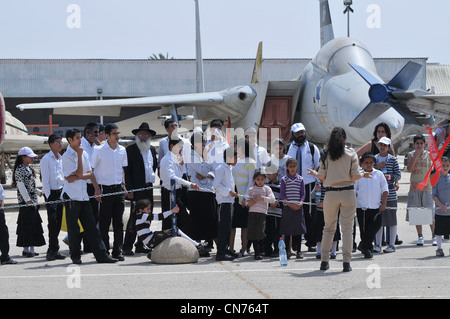 Les Israéliens visiter le musée de la Force aérienne d'Israël sur Avril 09, 2012. Le musée expose une collection énorme de l'air israélienne airplane Banque D'Images