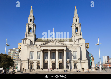 Le bâtiment Civic Hall pour les bureaux du conseil municipal de Millennium Square, Leeds, West Yorkshire, Angleterre, Royaume-Uni, Grande-Bretagne Banque D'Images