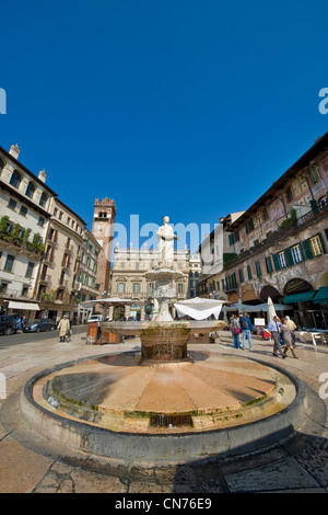 Fontana di Madonna Verona, Piazza delle Erbe, Vérone, Vénétie, Italie Banque D'Images