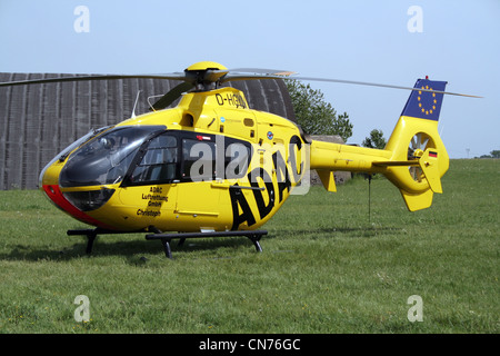 L'allemand ADAC (Automobile club allemand) Eurocopter EC135 d'ambulance aérienne par hélicoptère Banque D'Images