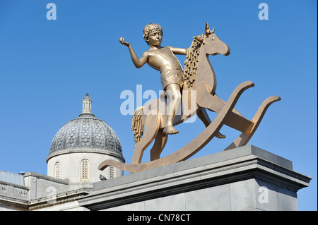 Le garçon sur un cheval à bascule sur le quatrième socle Trafalgar Square Londres par les artistes Michael Elmgreen et Ingar Dragset Banque D'Images