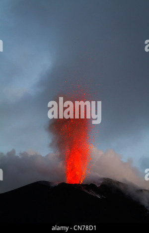 Éruption strombolienne sur l'île volcanique de Stromboli, en Sicile, Italie Banque D'Images