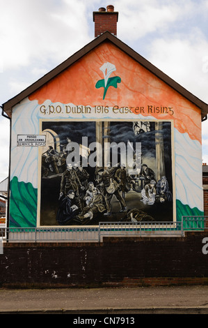 Fresque commémorant l'Insurrection de Pâques 1916 en Irlande, sur un mur de Belfast. Banque D'Images