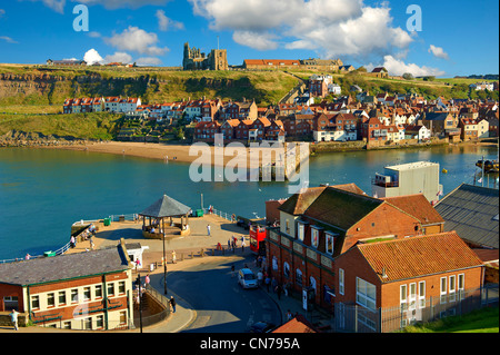 Whitby Harbour en regardant vers l'abbaye de Whitby . Whitby, North Yorkshire, Angleterre Banque D'Images