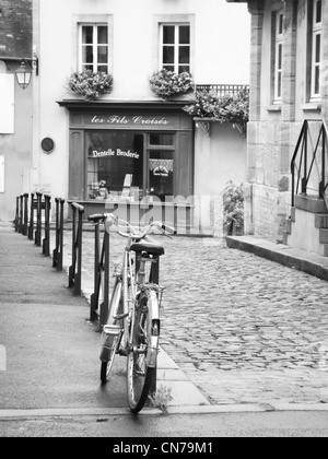 Tourné en noir et blanc d'une rue typiquement français dans la région de Bayeux, France Banque D'Images