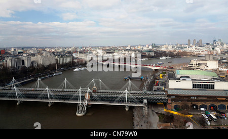 Le Hungerford Bridge sur la Tamise avec une rangée de 23 bus sur le pont en arrière-plan, cliché pris depuis le London Eye Banque D'Images