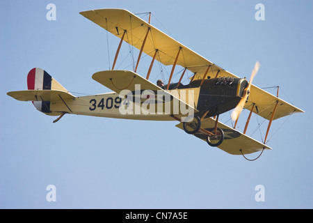 1917 Curtiss JN-4D''un biplan à voler. Banque D'Images