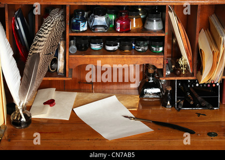 Ancien bureau d'écriture plein de plumes pour la calligraphie et encres Banque D'Images