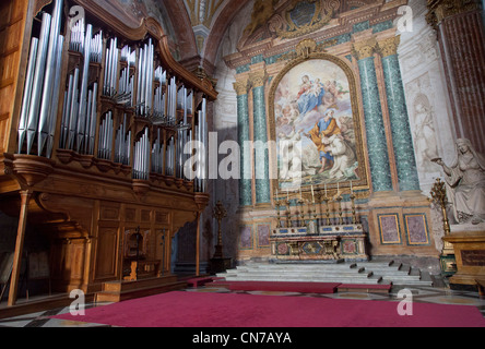 Un orgue à tuyaux massive adjacente à une modification à la basilique de Saint Marys des angles et des Martyrs à Rome, Italie Banque D'Images