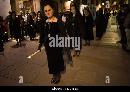 L'Espagnol femmes habillées traditionnellement pendant la procession de la Semaine Sainte à Barcelone, Espagne Banque D'Images