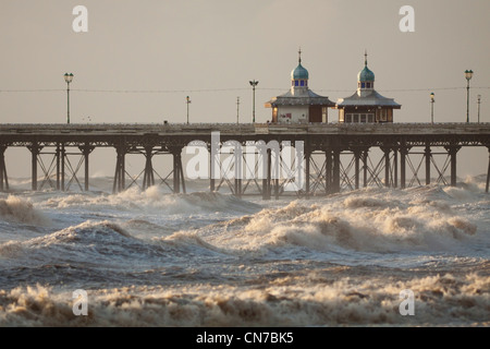 Les ondes de tempête à Blackpool Banque D'Images