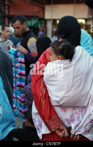 Woman Carrying Baby Banque D'Images