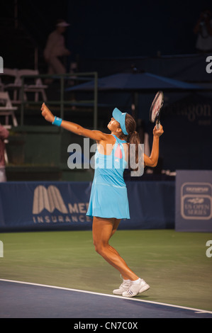 Joueur de tennis, Ana Ivanovic, s'apprête à servir au cours de l'assurance de mercure s'ouvrir à La Costa Resort and Spa. Banque D'Images