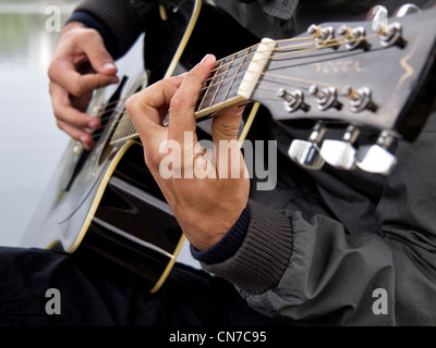 Close up of a man playing guitar Banque D'Images