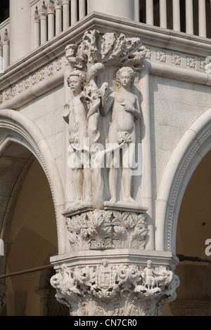 Adam & Eve la sculpture sur pierre, Basilique Saint Marc, la Place St Marc, la Piazza San Marco de Venise. Banque D'Images