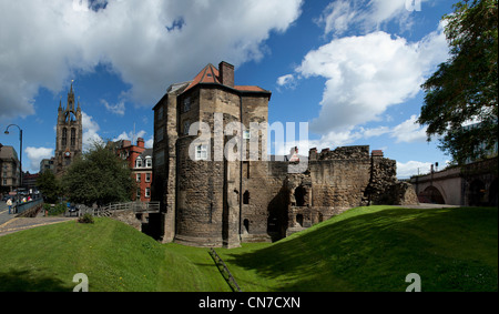 Porte Noire et donjon avec Grainger Street sur le côté gauche et cathédrale Saint-Nicolas à Newcastle Banque D'Images