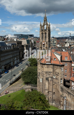 Cathédrale Saint-nicolas et Porte Noire ou donjon avec Grainger Street sur le côté gauche à Newcastle sur une journée ensoleillée Banque D'Images