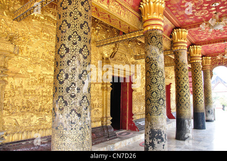 Les colonnes d'entrée, Wat Mai Suwannaphumaham, Luang Prabang, Laos, Luang Prabang Province Banque D'Images