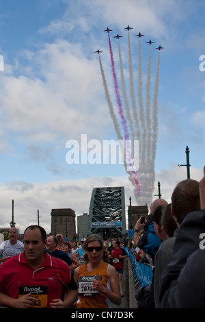 Great North Run 2011,avec les flèches rouges survolant avec un avion hors de position en signe de respect pour un pilote qui est mort Banque D'Images