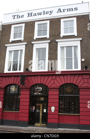 Pub de Camden, l'Hawley Arms, régulièrement fréquentée par la chanteuse Amy Winehouse, avant sa mort en 2011. Banque D'Images