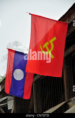 Le Laos et drapeaux communistes sur le bâtiment, Luang Prabang, Laos, Luang Prabang Province Banque D'Images