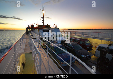 Croisement de Great Barrier Island à l'aube dans le golfe d'Hauraki, Auckland, Nouvelle-Zélande pour le car-ferry Island Navigator Banque D'Images