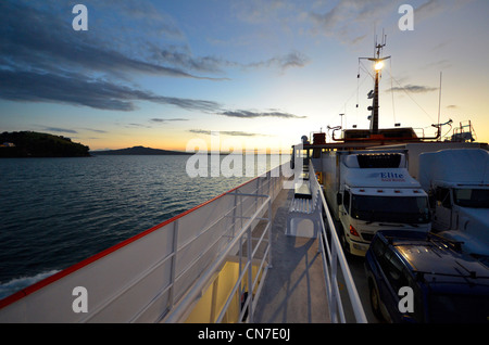 Croisement de Great Barrier Island à l'aube dans le golfe d'Hauraki, Auckland, Nouvelle-Zélande pour le car-ferry Island Navigator Banque D'Images