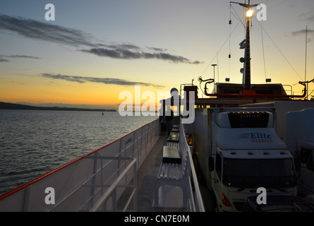 Croisement de Great Barrier Island à l'aube dans le golfe d'Hauraki, Auckland, Nouvelle-Zélande pour le car-ferry Island Navigator Banque D'Images