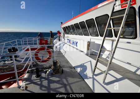 Croisement de Great Barrier Island dans le golfe d'Hauraki, Auckland, Nouvelle-Zélande pour le car-ferry Island Navigator Banque D'Images