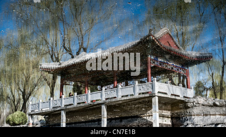 Beijing, parc Ritan. Reflet dans un lac d'un pavillon chinois. Banque D'Images