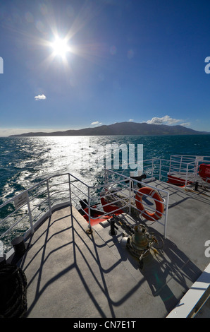 Croisement de Great Barrier Island dans le golfe d'Hauraki, Auckland, Nouvelle-Zélande pour le car-ferry Island Navigator Banque D'Images