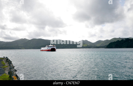 L'île d'Auckland à Navigator, le traversier de l'île de la Grande Barrière, et à l'approche du quai Tryphena Banque D'Images