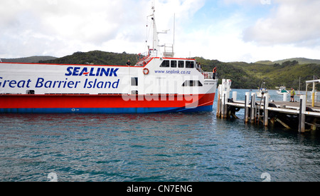 L'Île Navigator, car-ferry entre Auckland et l'île de la grande barrière à quai Tryphena Banque D'Images